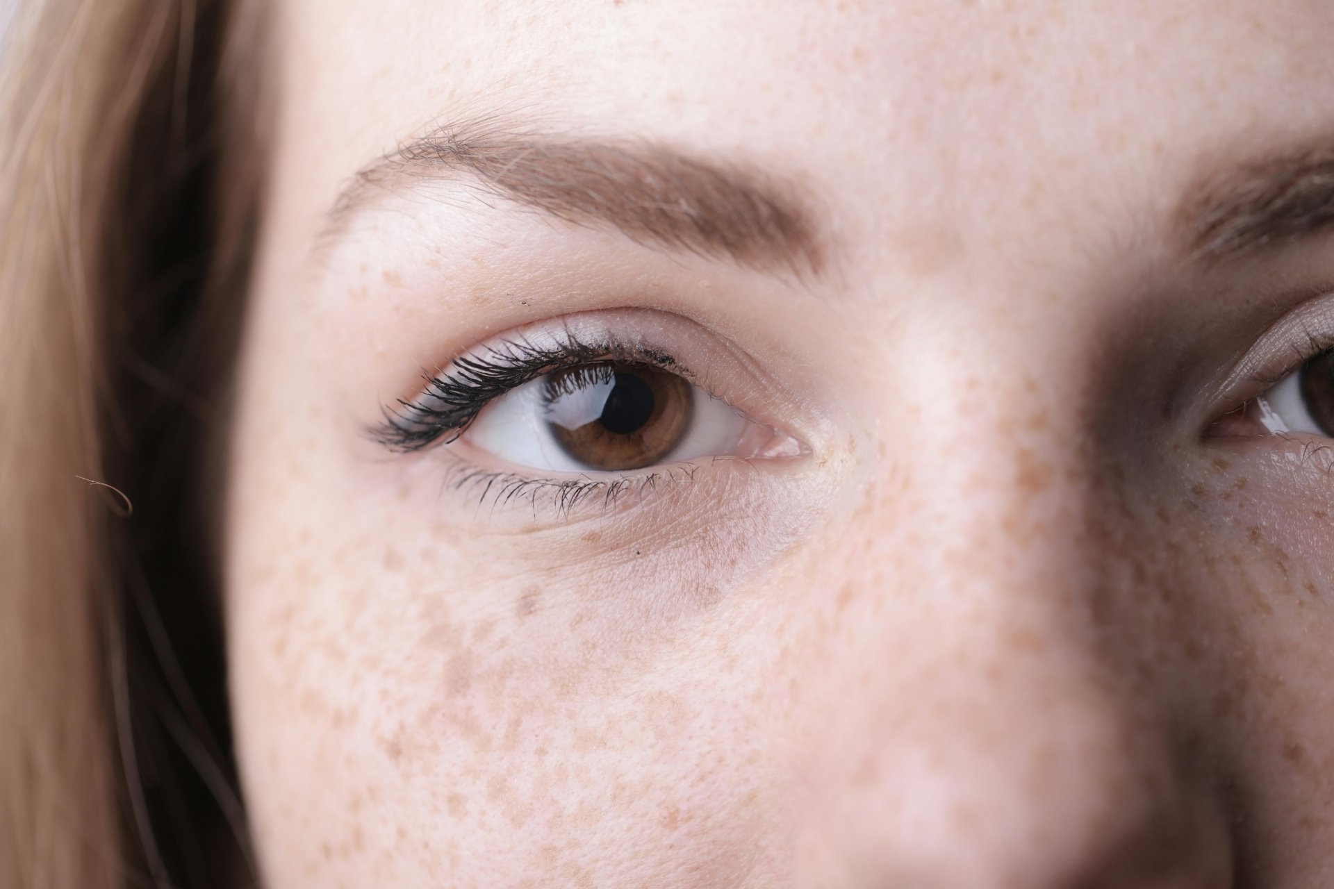 Factors That Affect Contact Lens Comfort